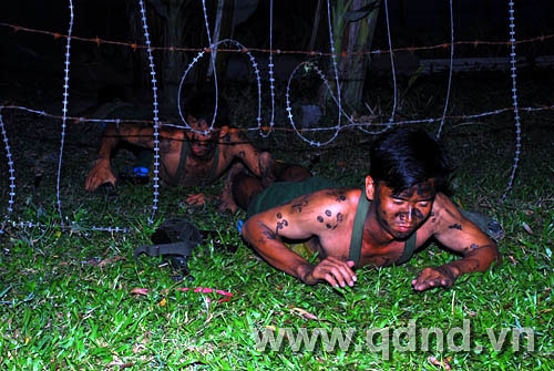 Vượt qua hàng rào thép gai