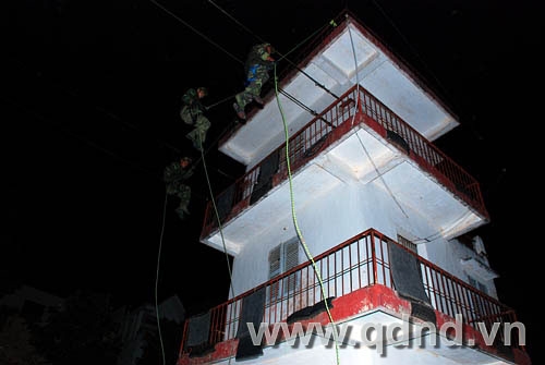 Tiếp cận ngôi nhà giam giữ con tin từ trên không