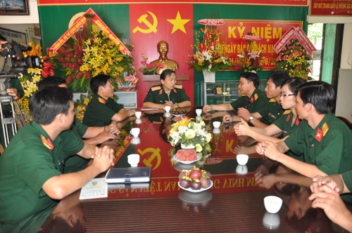 Tờ báo luôn nhận được sự quan tâm nhiệt tình của lãnh đạo cấp trên. Trong ảnh, Trung tướng Phạm Văn Dỹ, Chính ủy Quân khu 7, làm việc với Báo Quân khu