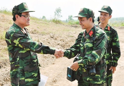 Trung tướng Trần Đơn, Tư lệnh Quân khu 7, động viên phóng viên Báo Quân khu 7 trên thao trường