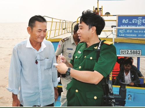 Trung tá Ngô Xuân Giang, Tổng biên tập Báo Quân khu 7, trong một chuyến đi công tác trên biển