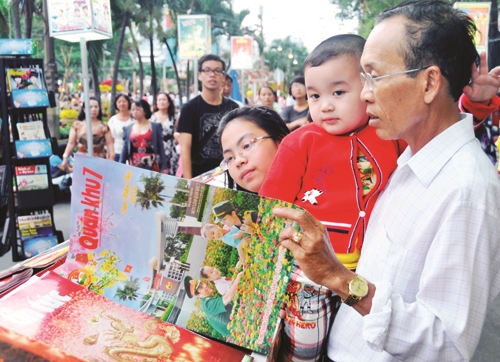 Ông và cháu cùng đọc Báo Quân khu 7