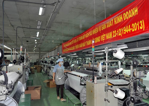 Cán bộ, công nhân xí nghiệp dệt thi đua chào mừng kỷ niệm 69 năm ngày thanh lập Quân đội nhân dân Việt Nam