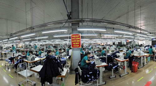 May quân phục hải quân tại xí nghiệp may