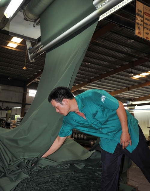 Kết thúc công đoạn nhuộm, vải sẵn sàng trở thành quân trang phục vụ bộ đội