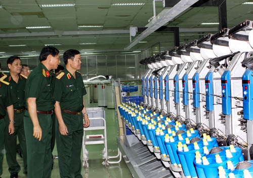 Đại tá Đậu Quang Lành, Tổng Giám đốc Tổng Công ty 28, giới thiệu dây chuyển sản xuất sợi cho lãnh đạo Bộ Quốc phòng