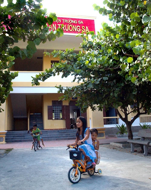 Trẻ em vui chơi trên đảo Trường Sa lớn