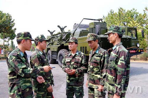 Trao đổi rút kinh nghiệm nhanh sau giờ huấn luyện tại Đoàn tên lửa 93