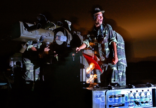 Tiểu đội chỉ huy pháo 57mm thực hành sục sạo mục tiêu ban đêm