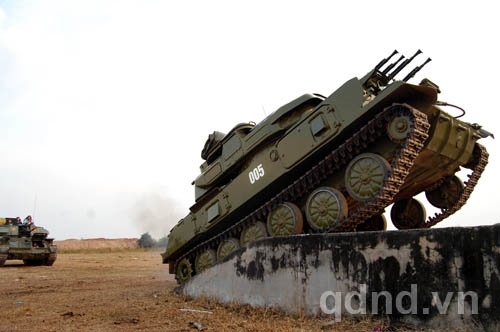 Pháo phòng không tự hành Tiểu đoàn 123 thực hành cơ động trên địa hình phức tạp