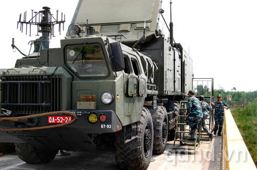 Quản lý, khai thác khí tài mới, hiện đại, cán bộ, chiến sĩ Đoàn tên lửa 93 luôn tích cực luyện tập, làm chủ vũ khí trang bị