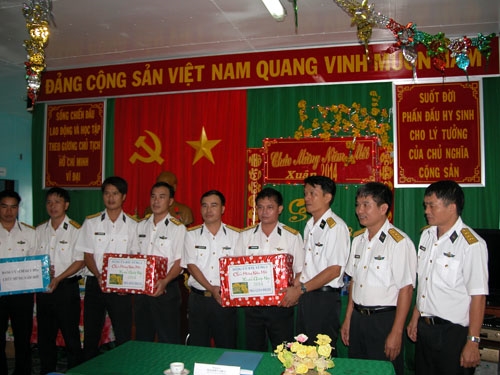 Mỗi món quà là tình cảm thiêng liêng của đất liền gửi tới những người lính ngoài biển khơi.