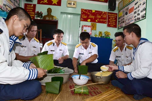 Có đầy đủ hương vị Tết, các cán bộ, chiến sĩ nhà giàn bắt tay ngay vào việc chuẩn bị đón Tết...