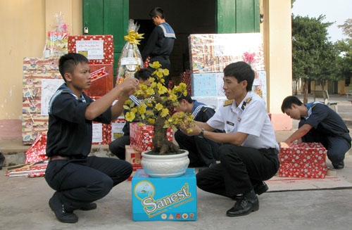 Chuẩn bị hàng và quà Tết gửi tới nhà giàn DK1.