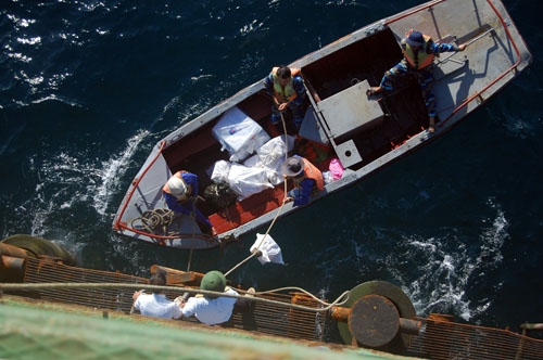 Vận chuyển hàng và quà Tết dịp cuối năm luôn là nhiệm vụ khó khăn bởi sóng to, gió lớn.