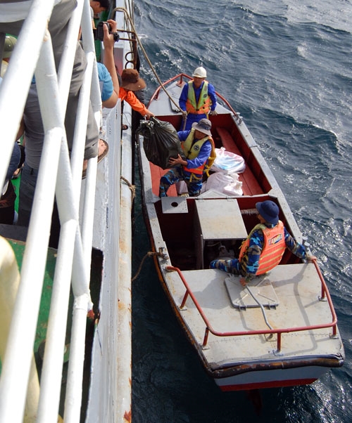 Hàng và quà Tết nhanh chóng được chuyển xuống xuồng đưa tới nhà giàn