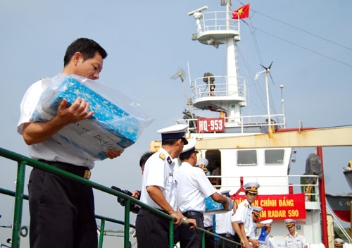 Vận chuyển quà Tết xuống tàu HQ-953.