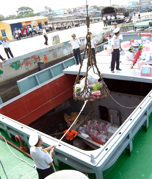 Năm nay, số lượng hàng và quà Tết gửi tới các nhà giàn khá nhiều...