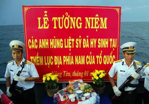 Trước khi thăm và chúc Tết các nhà giàn, đoàn công tác tổ chức Lễ tưởng niệm.