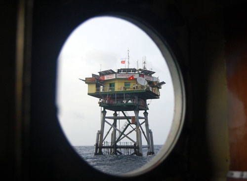 Sau 2 ngày hành trình trên biển, đoàn công tác tới được nhà giàn đầu tiên.