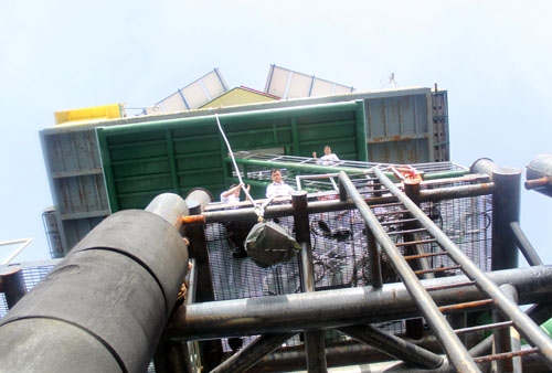 Các chiến sĩ nhà giàn phải dùng dây để đưa hàng lên.