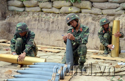 Chuẩn bị đạn cho Pháo 130mm