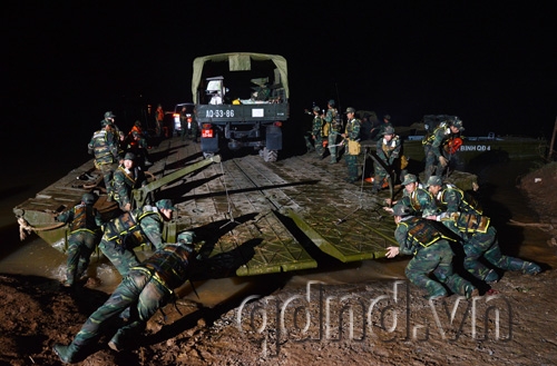 Lực lượng công binh Lữ đoàn 550 thực hành vượt sông, vận chuyển vũ khí, khí tài phục vụ diễn tập
