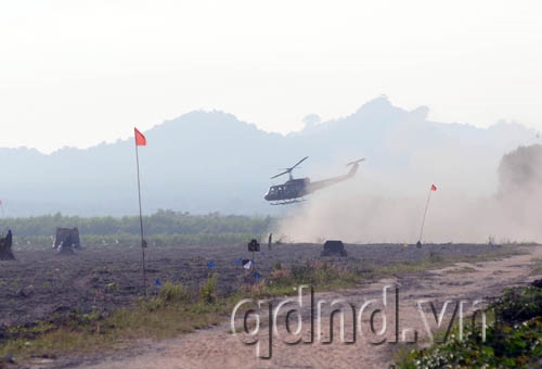 Bắt đầu cuộc diễn tập là tình huống trực thăng định đổ quân
