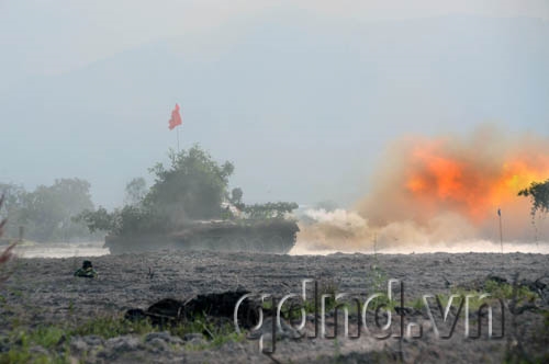 Xe tăng Lữ đoàn 22 nhả đạn, tiêu diệt địch