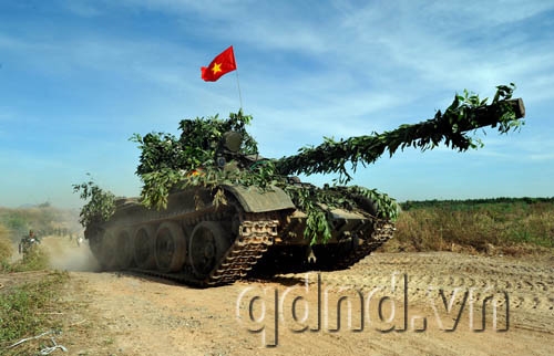 Xe tăng thọc sâu vào trận địa tiêu diệt các mục tiêu chủ yếu