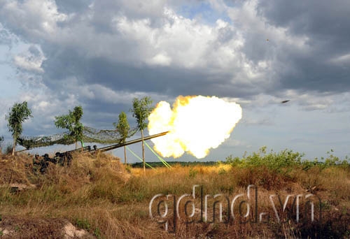 Pháo 130mm khai hỏa