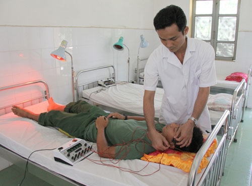 Khoa Đông y của trạm xá được nhiều bệnh nhân tới khám và điều trị