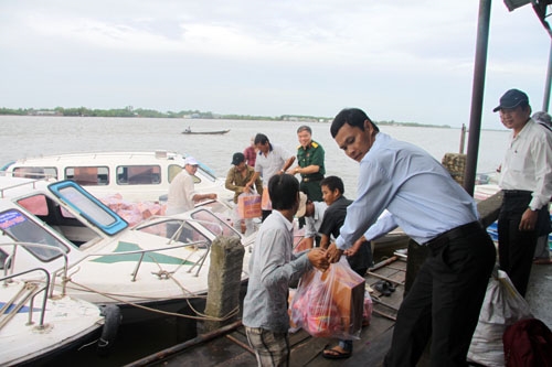 Cán bộ Bệnh viện 4 chuyển quà và thuốc trong một chuyến giã ngoại