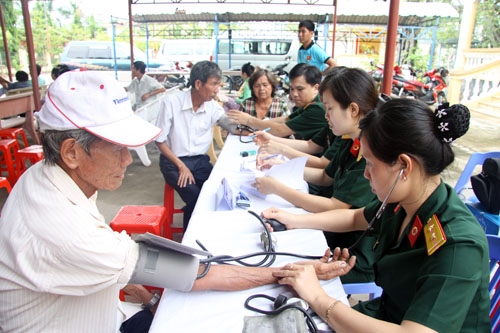 Bệnh viện 4 và Bệnh xá Sư đoàn 4 thường xuyên tổ chức các đoàn công tác khám, chữa bệnh, cấp thuốc miễn phí cho hàng chục nghìn lượt người dân vùng sâu, vùng xa