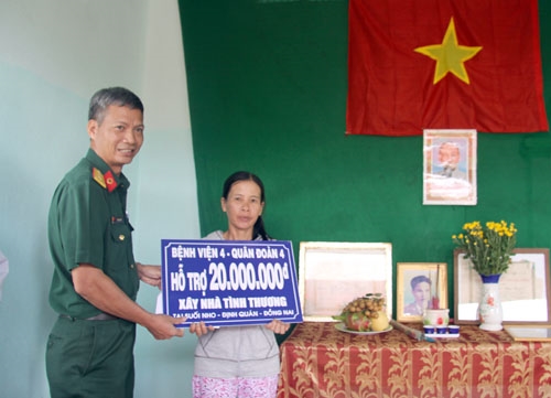 Đại tá, bác sĩ Đỗ Công Huy, Giám đốc Bệnh viện 4, trao hỗ trợ xây nhà tình thương cho đối tượng chính sách