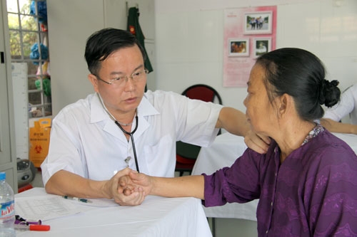Thượng tá, bác sĩ Phạm Khắc Triệu, Chính ủy Bệnh viện 4 khám bệnh cho người dân nghèo