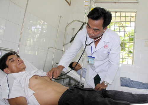 Trung tá, bác sĩ Vũ Khánh Toàn, Trưởng trạm xá Sư đoàn 9 đang khám bệnh cho người dân