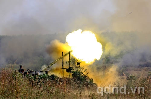 Pháo phòng không nhả đạn trong diễn tập bắn đạn thật.