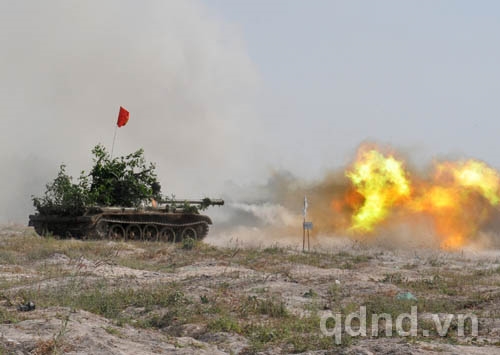 Xe tăng Lữ đoàn 22 (Quân đoàn 4) hiệp đồng cùng bộ binh trong diễn tập.