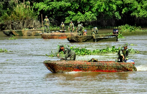 Lực lượng công binh Lữ đoàn 550, Quân đoàn 4, đảm bảo ứng cứu khi có sự cố xảy ra trong diễn tập vượt sông.