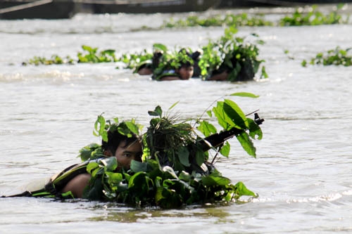 Huấn luyện vượt sông.