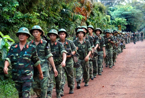 Hành quân ra thao trường huấn luyện.