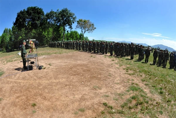 Sau gần 2 giờ, cuộc diễn tập kết thúc thành công, an toàn tuyệt đối. Trong ảnh: Lãnh đạo Quân đoàn đánh giá, rút kinh nghiệm sau cuộc diễn tập.