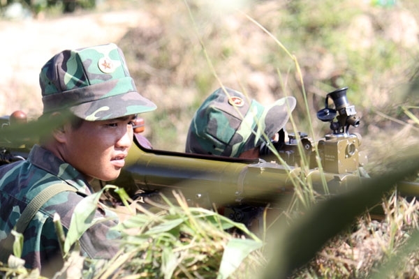 Các chiến sĩ tập trung quan sát, sẵn sàng tiêu diệt mục tiêu.