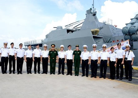 Vietnamese frigate anchors in Singapore