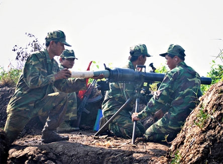 Khẩu đội DKZ nạp đạn, chuẩn bị bắn