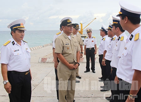 Đại tá Lê Xuân Thủy (bên trái), Phó Tư lệnh Vùng 4 Hải quân, trưởng đoàn Việt Nam, đón trưởng đoàn Phi-líp-pin Đại tá Carlito M Barizo, Phó Tư lệnh Hải quân miền Tây Phi-líp-pin và giới thiệu các thành phần đón đoàn. Đại tá Barizo nói ngay khi đặt chân lên đảo: “Đây là một sự kiện lịch sử”.