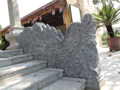 Rồng chầu bên thềm Thượng viện.