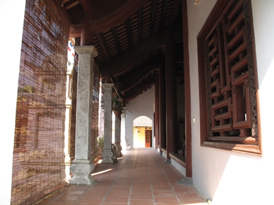 Sự tĩnh lặng của chùa Keo giúp người vãn cảnh quên đi những lo toan thường nhật.