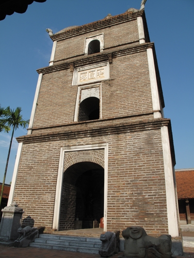 Tháp Hòa Phong tạo điểm nhấn cho kiến trúc chùa Dâu.